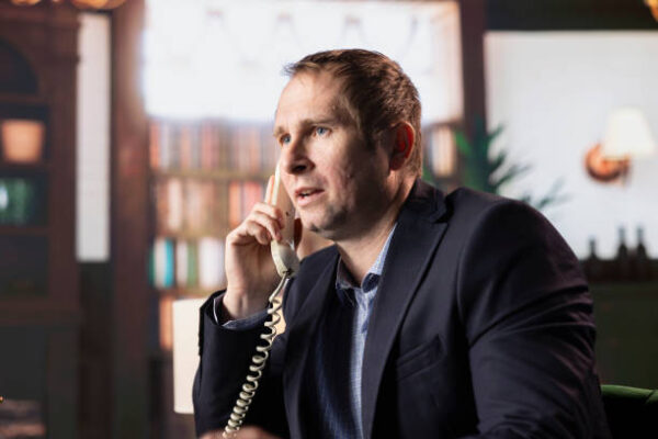 investigador privado llamando por telefono a victima