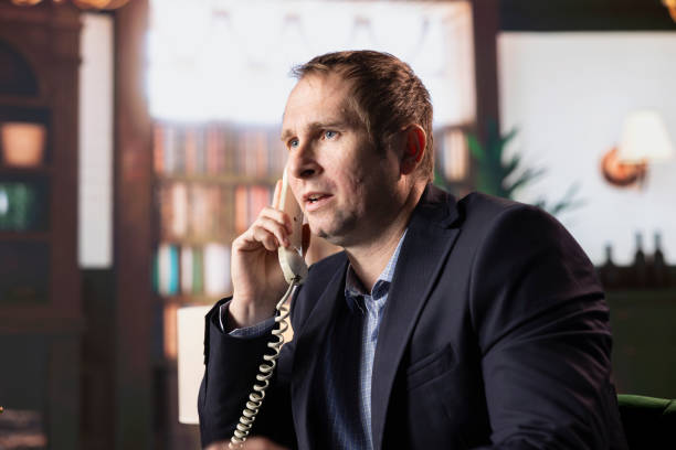 investigador privado llamando por telefono a victima