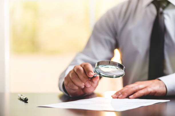 detective privado revisando documentos en una investigación de herencias en Barcelona